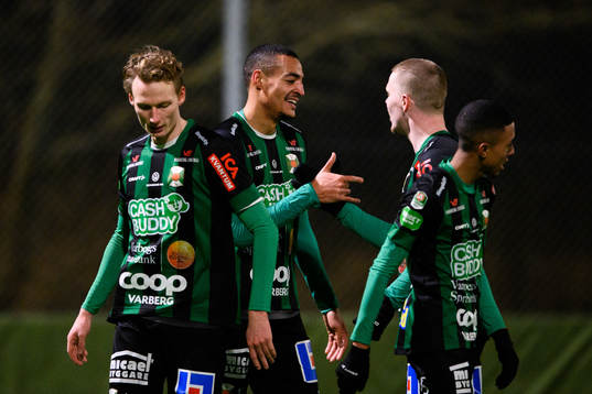 Varbergs Simon Karlsson Adjei jublar med lagkamrater