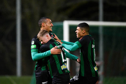 Varbergs Simon Karlsson Adjei jublar med lagkamrater