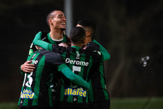 Varbergs Simon Karlsson Adjei jublar med lagkamrater