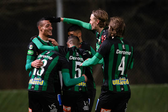 Varbergs Simon Karlsson Adjei jublar med lagkamrater