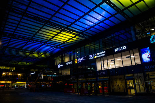 Malmö arenas entré upplyst i Ukrainas färger