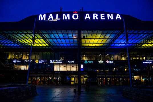 Malmö arenas entré upplyst i Ukrainas färger