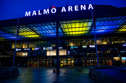 Malmö arenas entré upplyst i Ukrainas färger