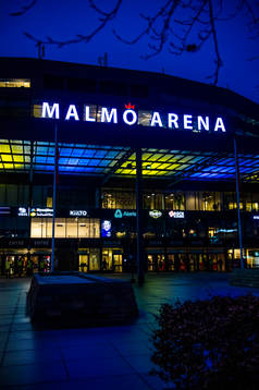 Malmö arenas entré upplyst i Ukrainas färger