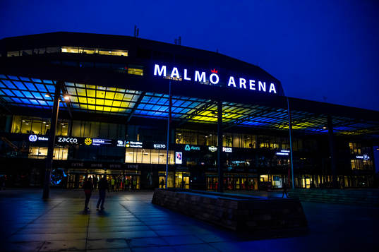 Malmö arenas entré upplyst i Ukrainas färger