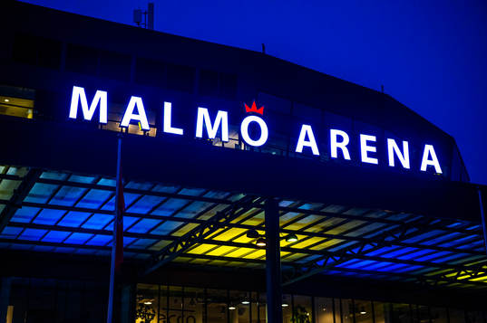 Malmö arenas entré upplyst i Ukrainas färger