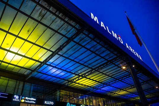 Malmö arenas entré upplyst i Ukrainas färger