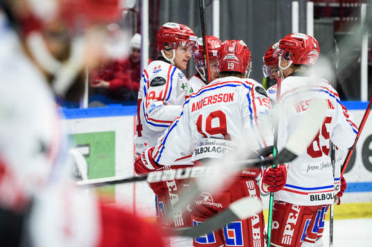 Timrås Sebastian Hartmann jublar med lagkamrater