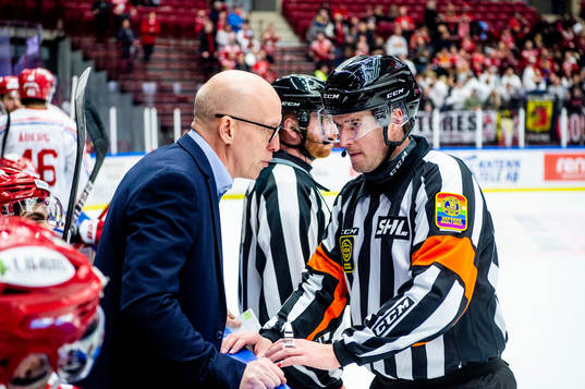 Timrås tränare Fredrik Andersson i samtal med Domare