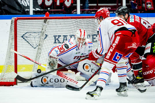 Malmö Redhawks Lance Bouma mot Timrås målvakt Jacob