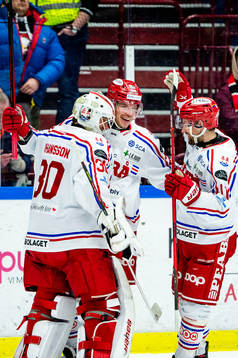 Timrås Morten Madsen jublar med lagkamraterna