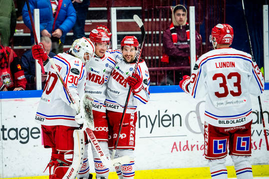Timrås Morten Madsen jublar med lagkamraterna