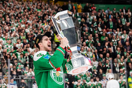 Ryan McKiernan of Rögle celebrates with the trophy