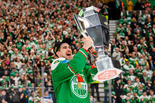 Ryan McKiernan of Rögle celebrate