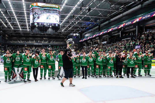 Frederik Andersen, equipement manager of Rögle celebrates