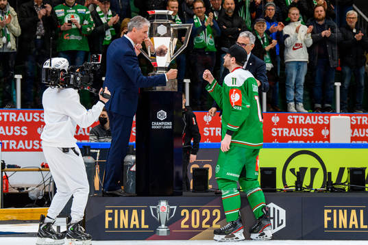 Mattias Sjögren of Rögle receives the trophy