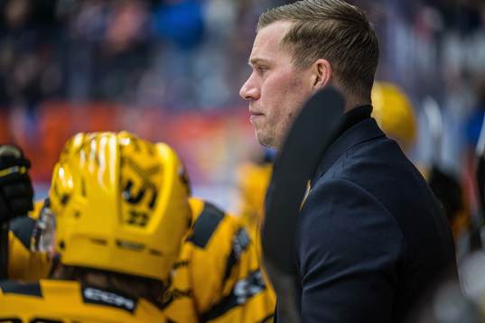 Skellefteås assisterande Andreas Falk deppar