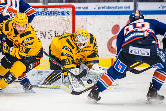 Växjös Tobias Rieder oroar framför Skellefteås målvakt