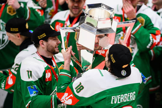 Dennis Everberg of Rögle celebrates with the trophy
