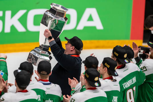 Frederik Andersen, equipement manager of Rögle celebrates