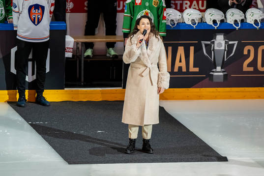 Jill johnson sings the swedish national anthem