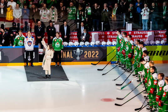 Jill johnson sings the swedish national anthem