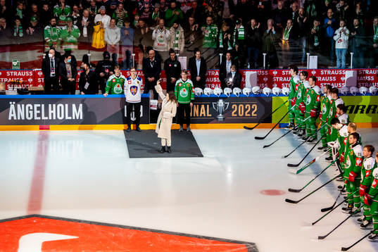 Jill johnson sings the swedish national anthem