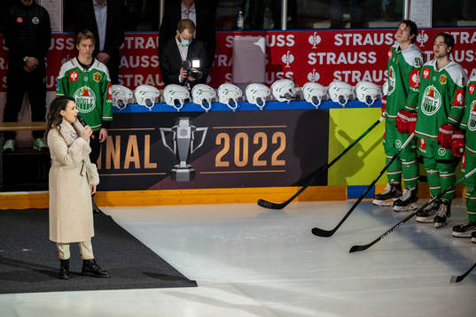 Jill johnson sings the swedish national anthem