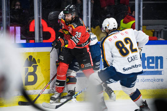 Luleås Pontus Själin tacklar Djurgårdens Ludvig Hedström