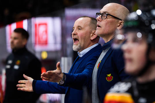 Luleås  tränare Thomas Berglund reagerar