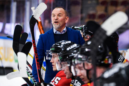 Luleås  tränare Thomas Berglund reagerar efteer 2-3