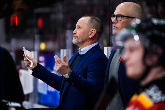 Luleås tränare Thomas Berglund reagerar
