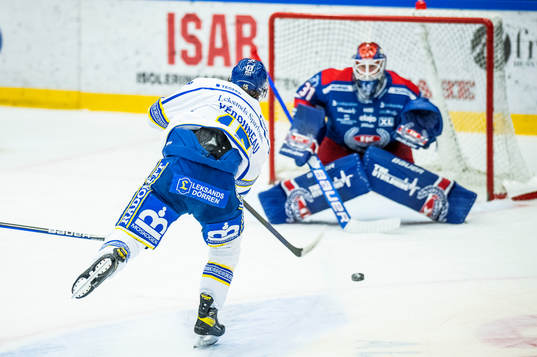 Leksands Max Veronneau och Oskarshamns målvakt Tim Juel