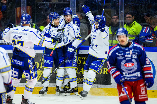 Leksands Max Veronneau jublar med lagkamrater
