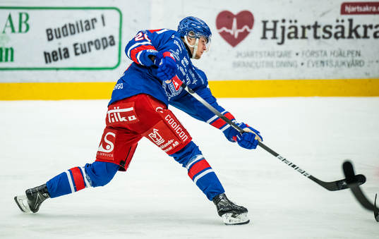 Här skjuter Oskarshamns John Dahlström in 1-0