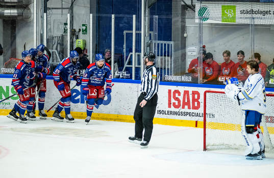 Oskarshamns John Dahlström jublar med lagkamrater