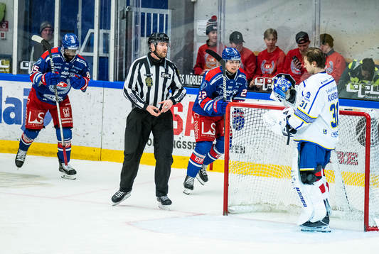 Oskarshamns John Dahlström jublar med lagkamrater