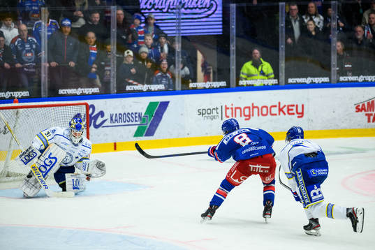 Leksands målvakt Kasimir Kaskisuo räddar ett skott av