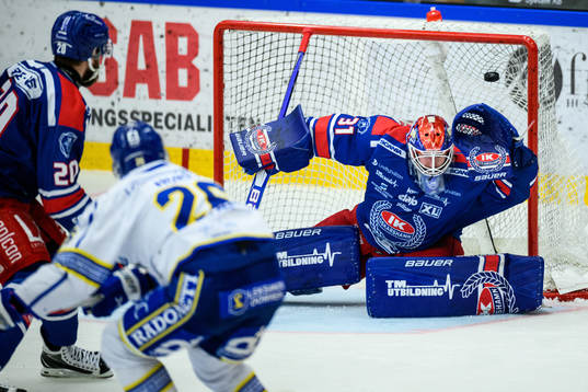 Oskarshamns målvakt Tim Juel släpper in 1-2 av Leksands