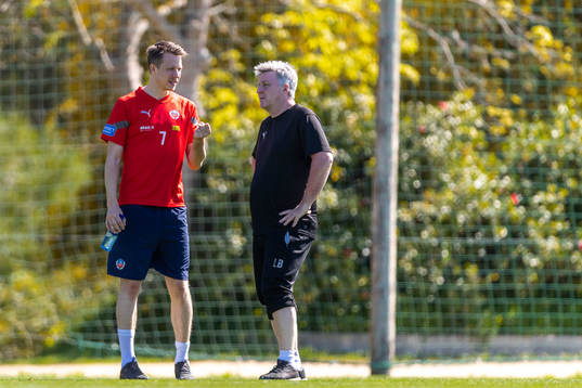 Viktor Lundberg och matrialförvaltare Lino Boriero