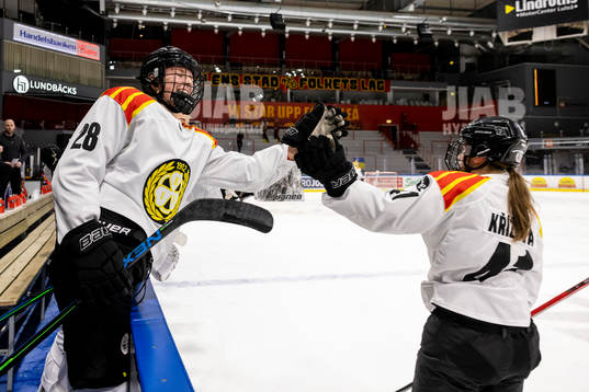 Brynäs Denisa Krizova jublar med Jenny Antonsson