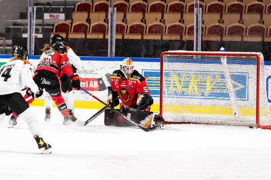 Brynäs Denisa Krizova gör mål på Luleås målvakt Sara