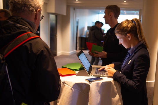 Medlemmar strömmar in innan IFK Göteborgs årsmöte