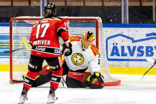 Brynäs målvakt Ellen Jonsson blockerar pucken