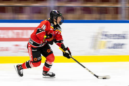 Luleås Petra Nieminen med pucken