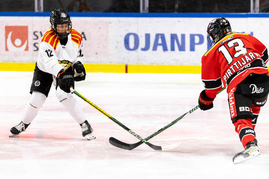 Brynäs Mina Waxin i försvarspel mot Luleås Jenna