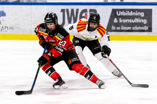 Luleås Pernilla Forsgren jagad av Brynäs Lara Stalder
