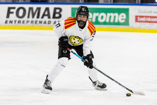 Brynäs Sofia Ljung med pucken