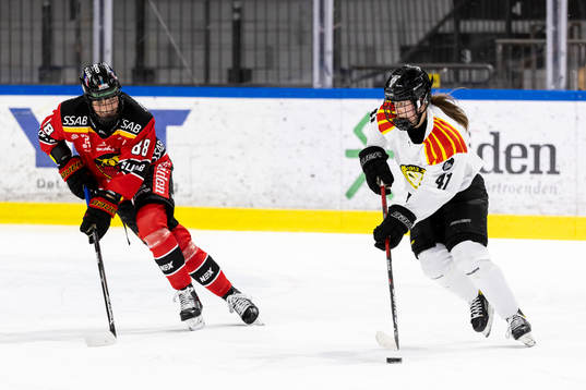 Luleås Ronja Savolainen och Brynäs Denisa Krizova  med