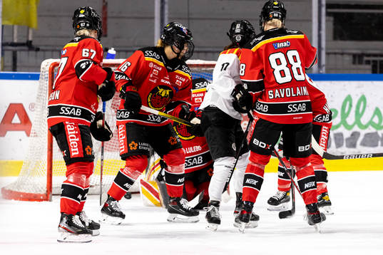 Brynäs Jaycee Gebhard gör mål på Luleås målvakt Sara
